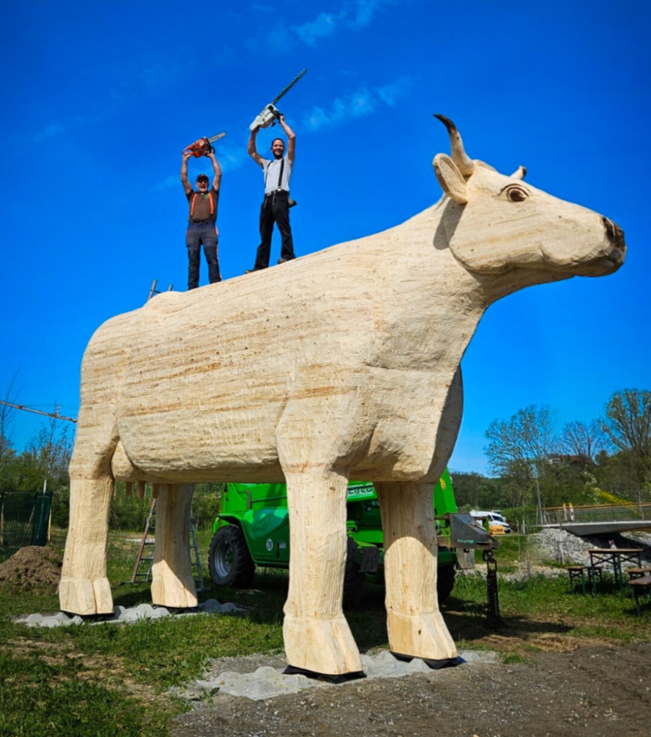 Handgefertigte Holzskulptur einer Kuh – Lothar Heine